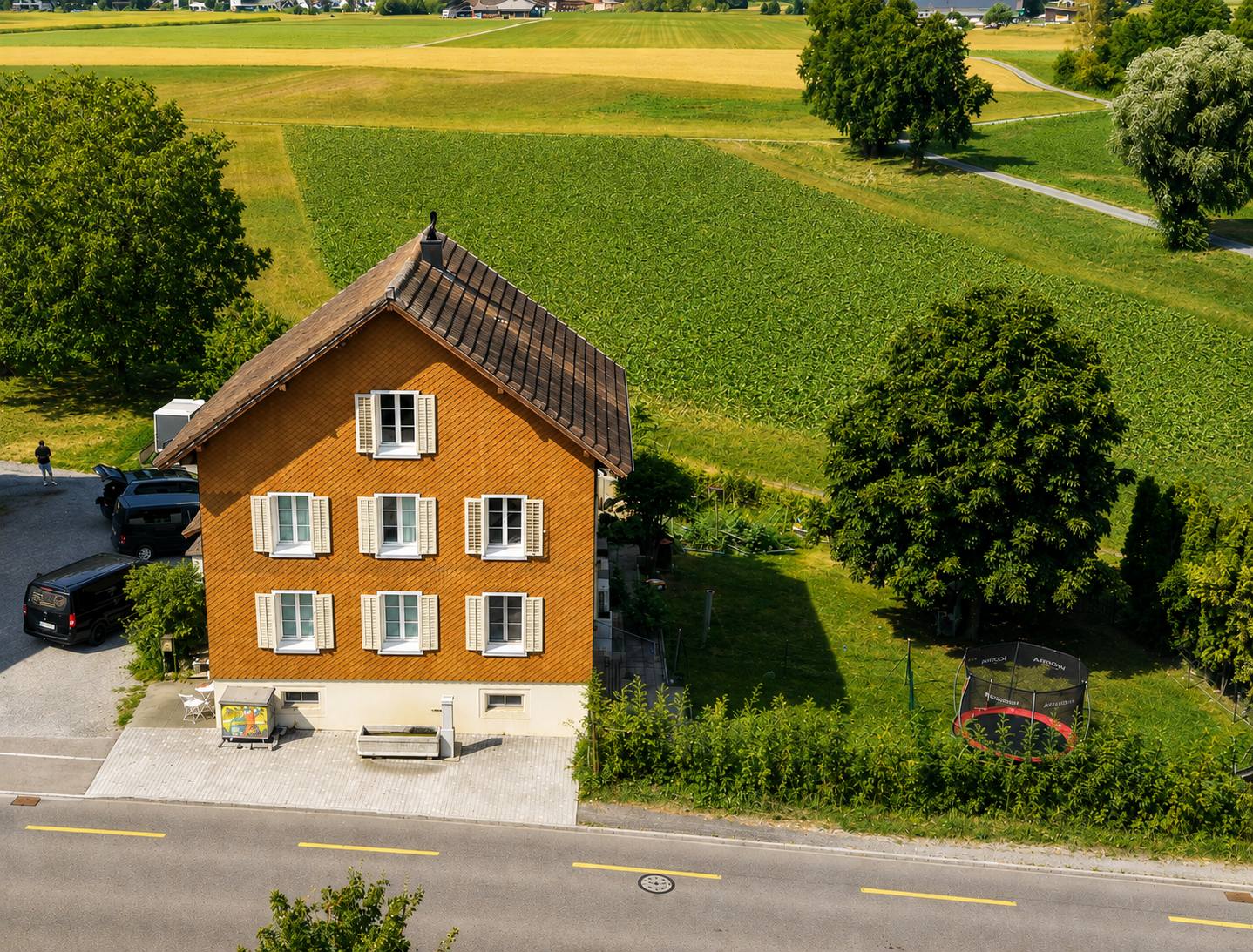 Freistehendes Einfamilienhaus Zürcherstrasse 35 in Aristau – Holzschindelfassade, Ziegeldach und Garten