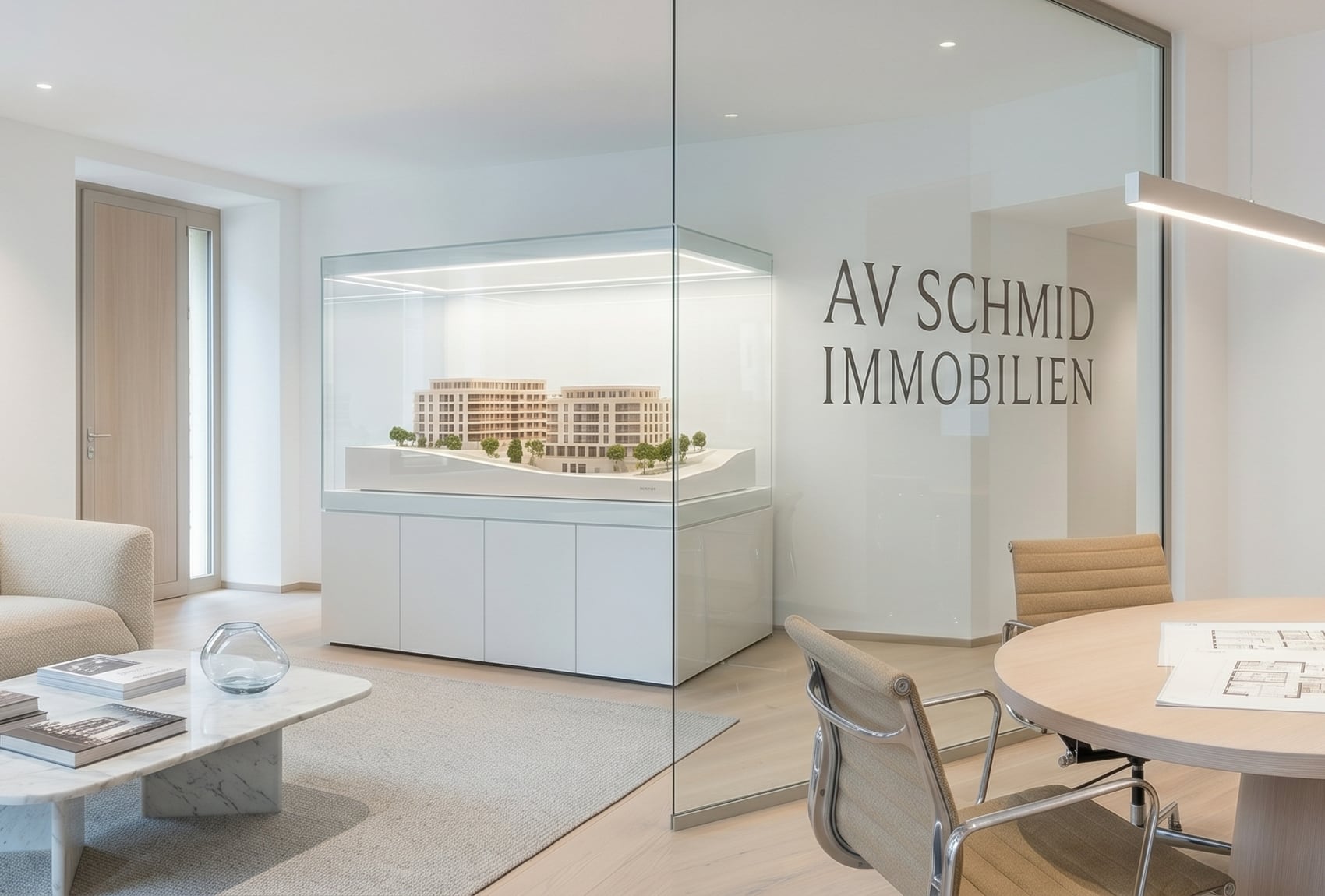 Empfang und Besprechungstisch im Büro von Schmid Immobilien