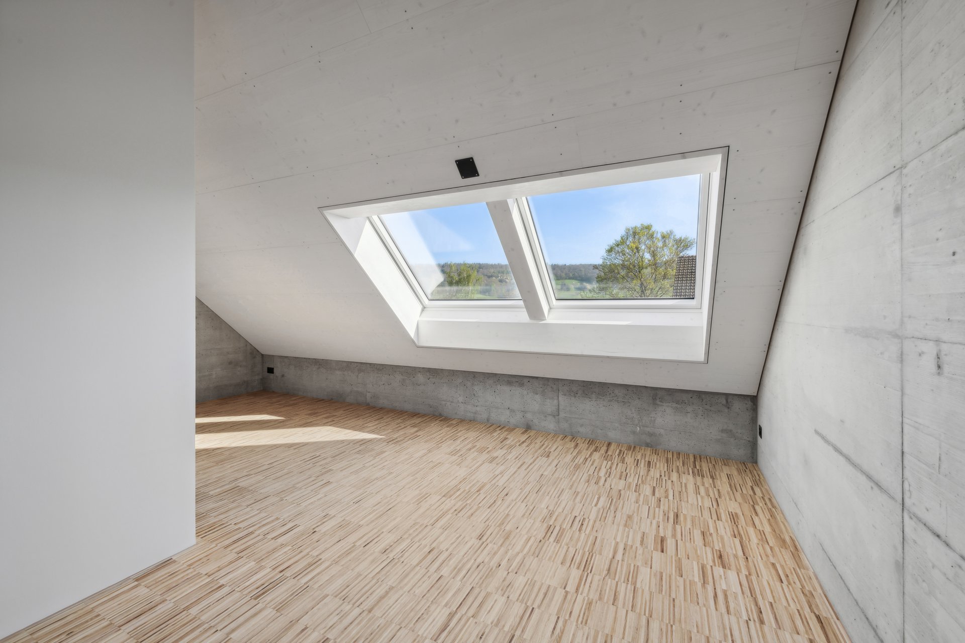 Dachzimmer mit grossen Klapp-Dachfenstern und Ausblick