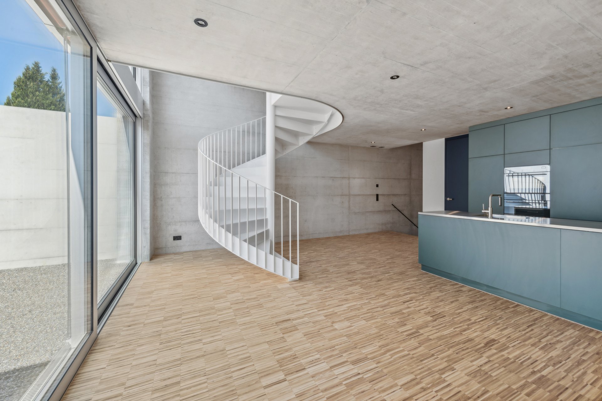 Wohnküche mit Wendeltreppe im Townhouse Dorfreben Schleinikon