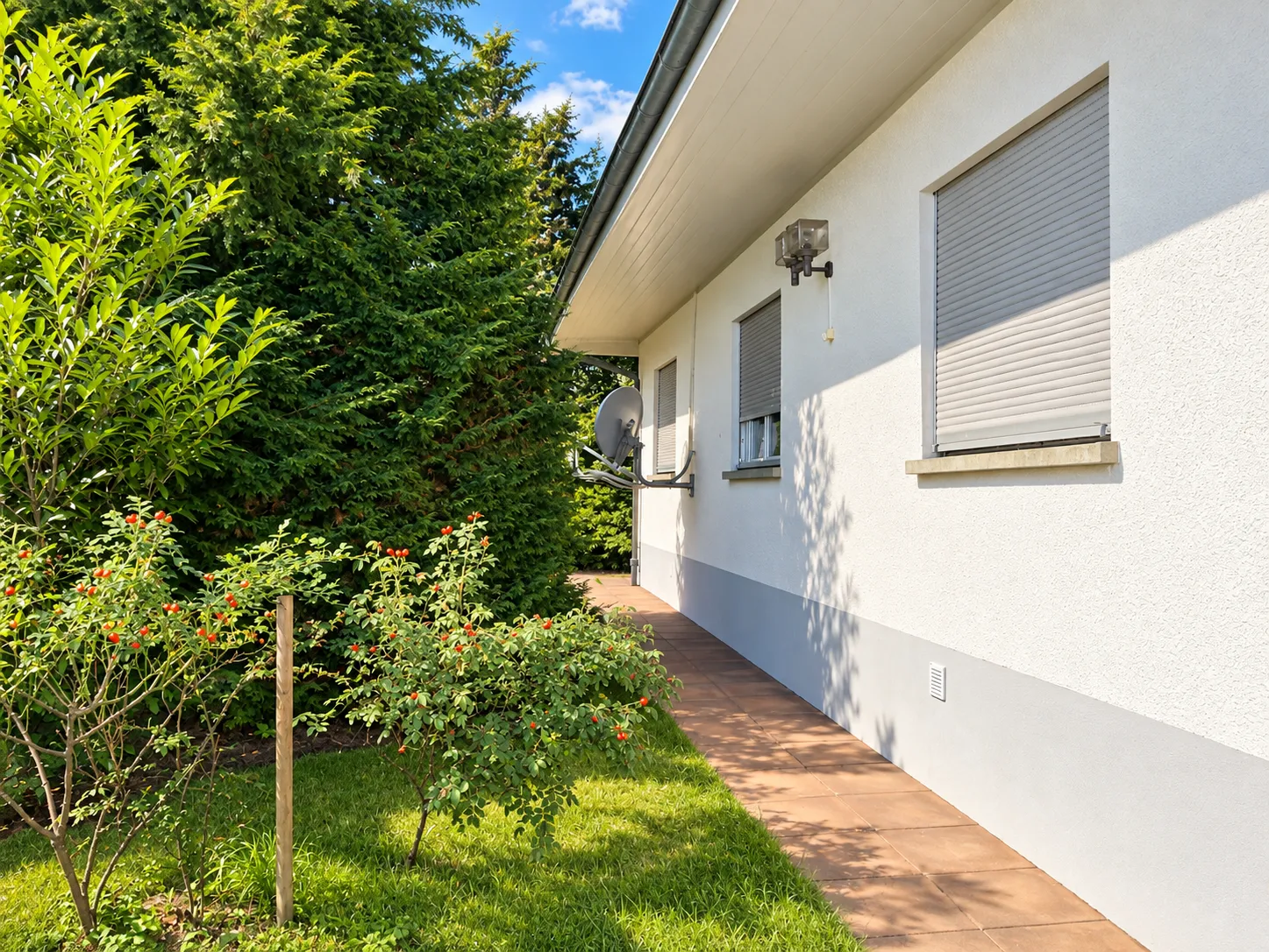 Hausseite mit Gartenweg und Hecke, Aufnahme aus früheren Jahren