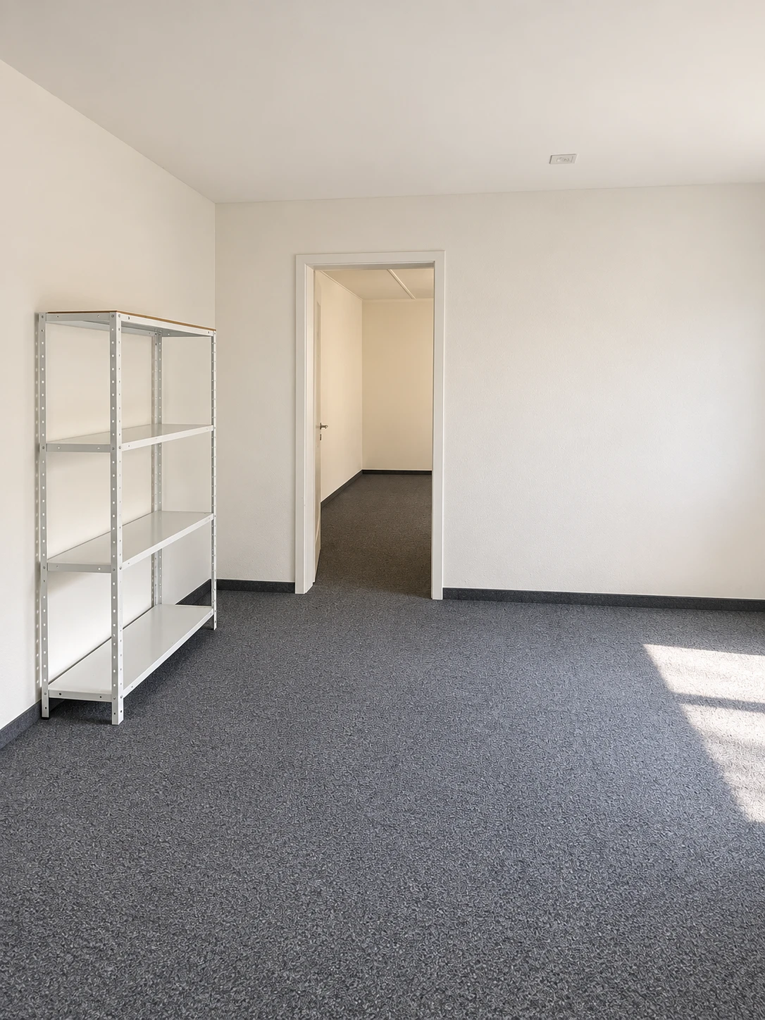 Zimmer im Obergeschoss mit Durchgang und Metallregal, bildlich aufbereitet