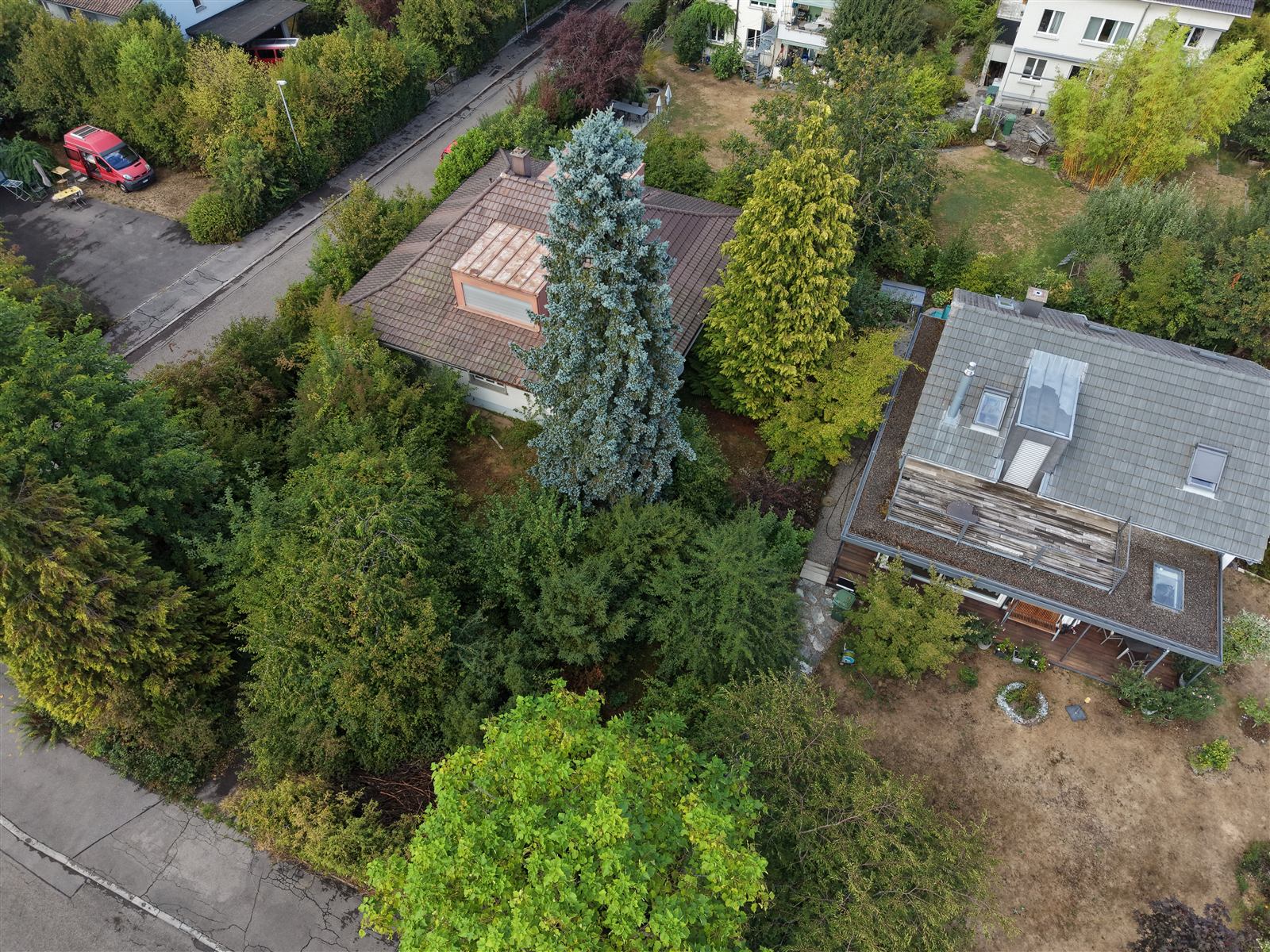 Aktuelle Luftaufnahme der Parzelle Maygutstrasse 26 in Wabern mit Haus, altem Baumbestand und Nachbargärten, August 2026